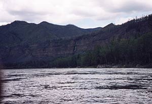 Водопад километрах в пяти ниже стрелки Каа-Хема с Кызыл-Хемом.
